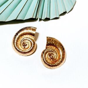 Gold seashell earrings S246